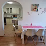 Lana דירה פולה