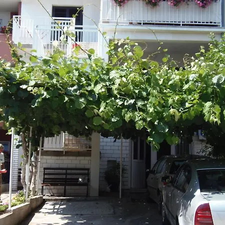 Lana Apartment *